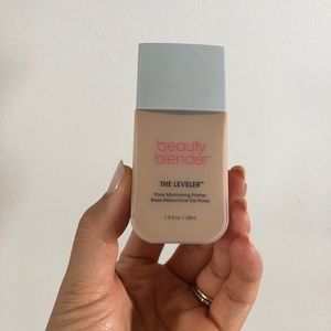 Beauty Blender Leveler in light medium